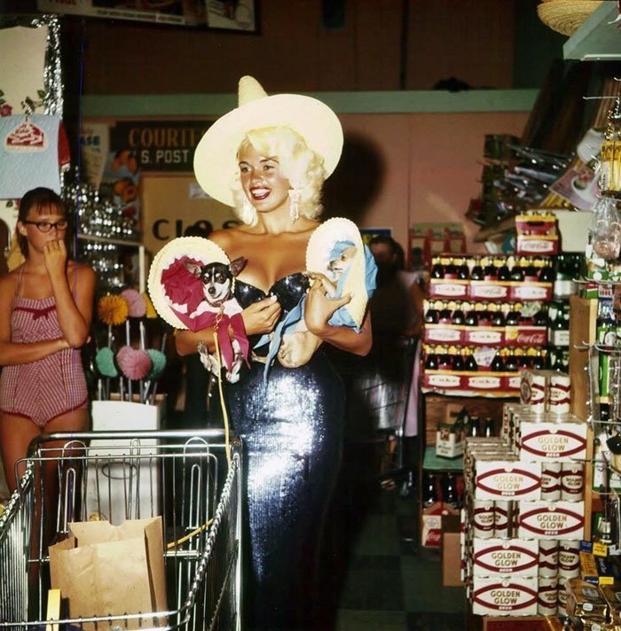 Джейн Мэнсфилд в одном из супермаркетов Лас-Вегаса, 1959 год 