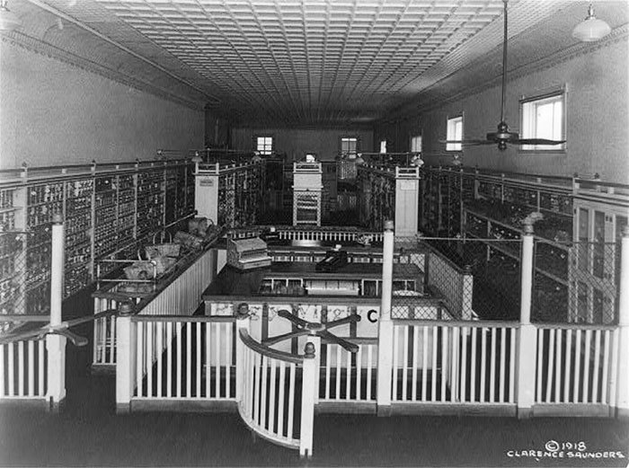 Первый магазин самообслуживания сети Piggly Wiggly открылся в 1916 году, снимок 1918 года