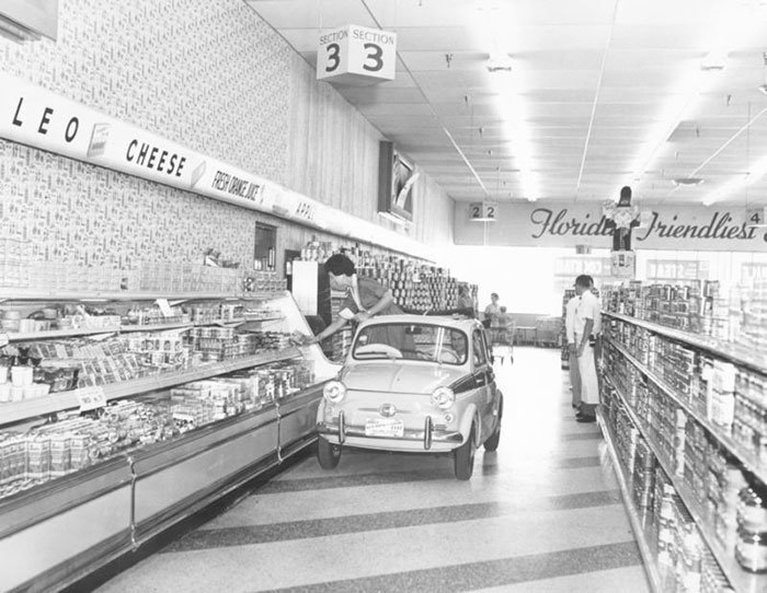 В супермаркетах Publix раньше возили покупателей на миниатюрной машине, 1957 год 