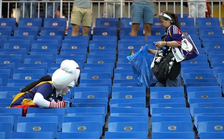 Почему японцы убирают за собой мусор на стадионах?