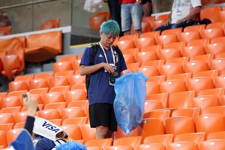 Почему японцы убирают за собой мусор на стадионах?