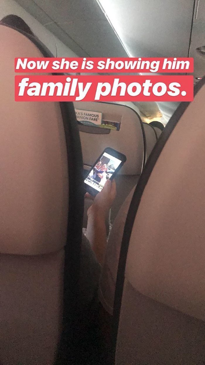 "А теперь она ему показывает семейные фотографии"
