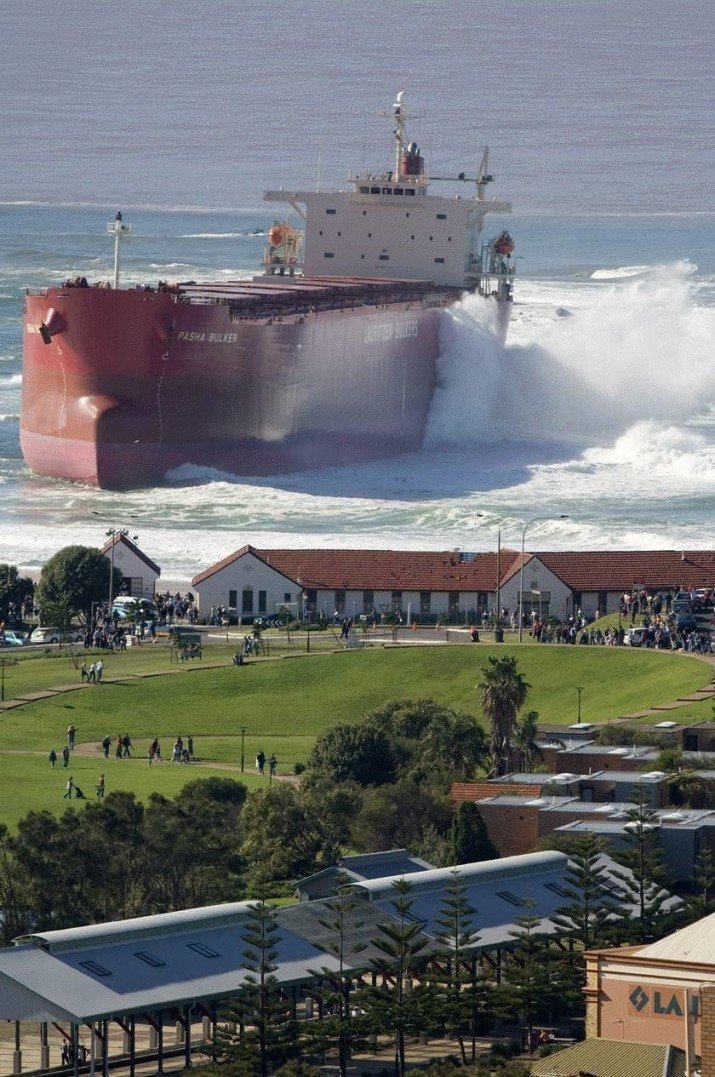 Сравните размеры зданий и севшего на мель танкера
