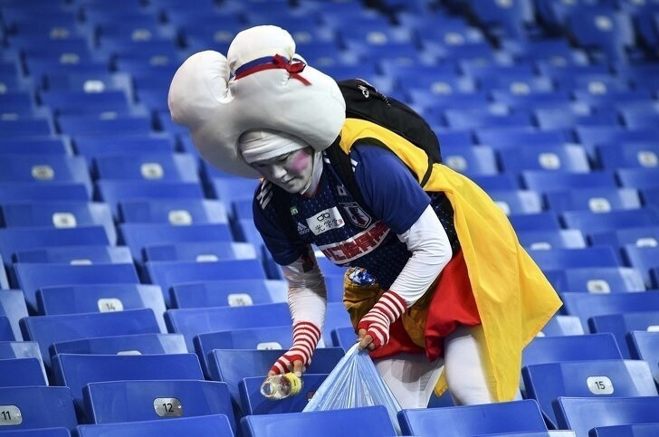 Японские болельщики приходят на стадион с пакетами для мусора и после матча делают уборку    