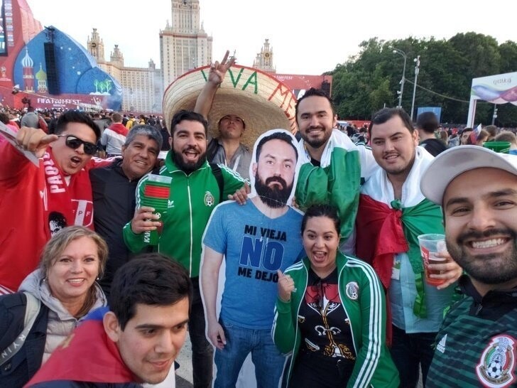 Мексиканского болельщика не пустила на чемпионат жена. И тогда друзья взяли с собой его картонную копию    