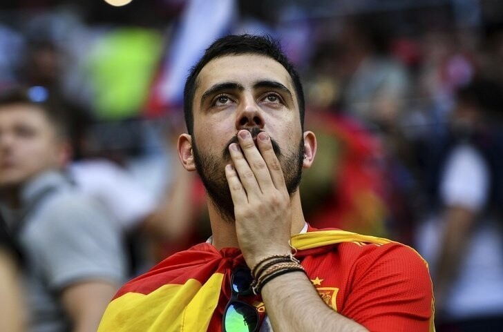 Испанский фанат расстроен проигрышем своей страны   