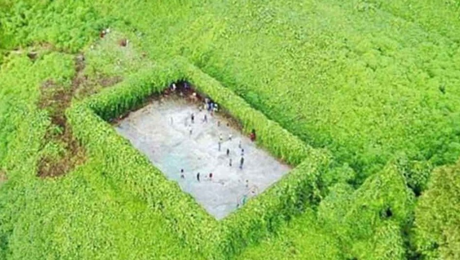 Мир поли. Футбольное поле с дрона. Koh Panyee Soccer field.