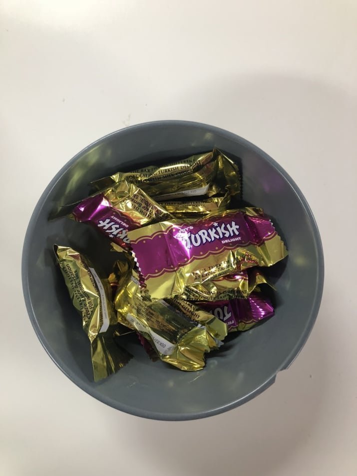 8. Отвратительно - конфеты, которые всегда остаются нетронутыми в миске со сладостями. В Австралии это турецкий лукум.