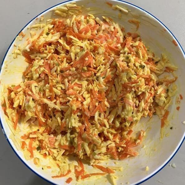 6. Отвратительно - салат, состоящий из тертого сыра и тертой моркови, заправленный майонезом