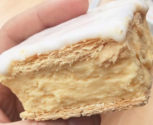 17 - Десерт "vanilla slice", состоящий из слоя ванильного заварного крема или сливок между двумя слоями теста