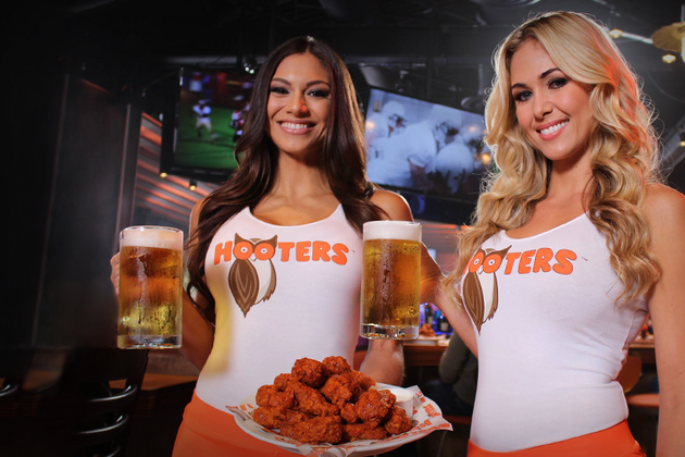 Женская грудь перестала продавать. Что же делать Hooters