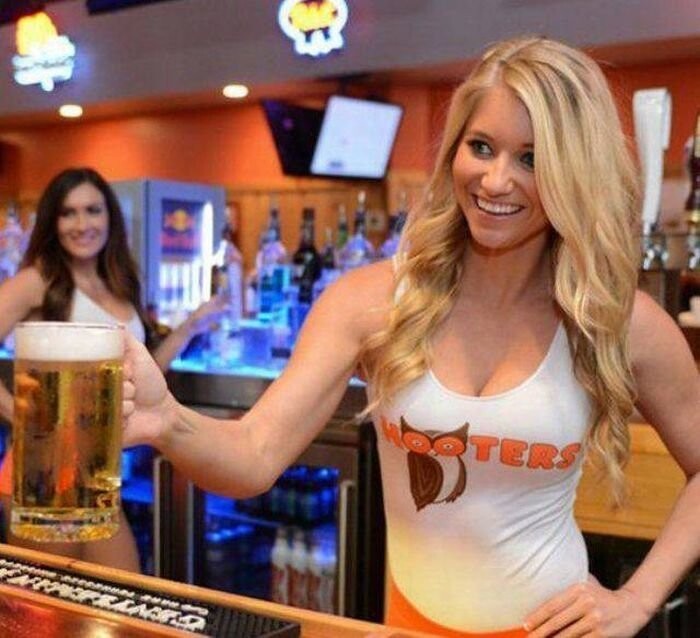 Женская грудь перестала продавать. Что же делать Hooters