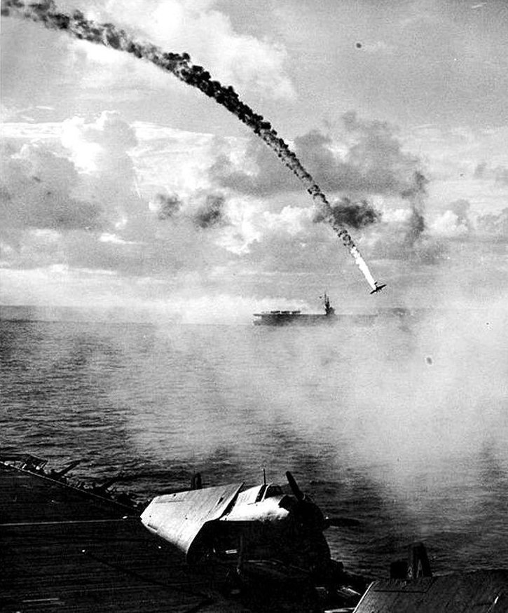 1. Сбитый японский самолет во время битвы за Сайпан, 1944 год
