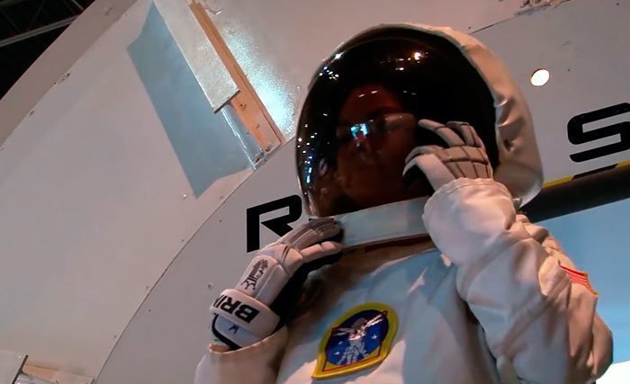 В 2008 году Берт Карсон - отец Алиссы - записал ее в космический лагерь США (United States Space Camp)