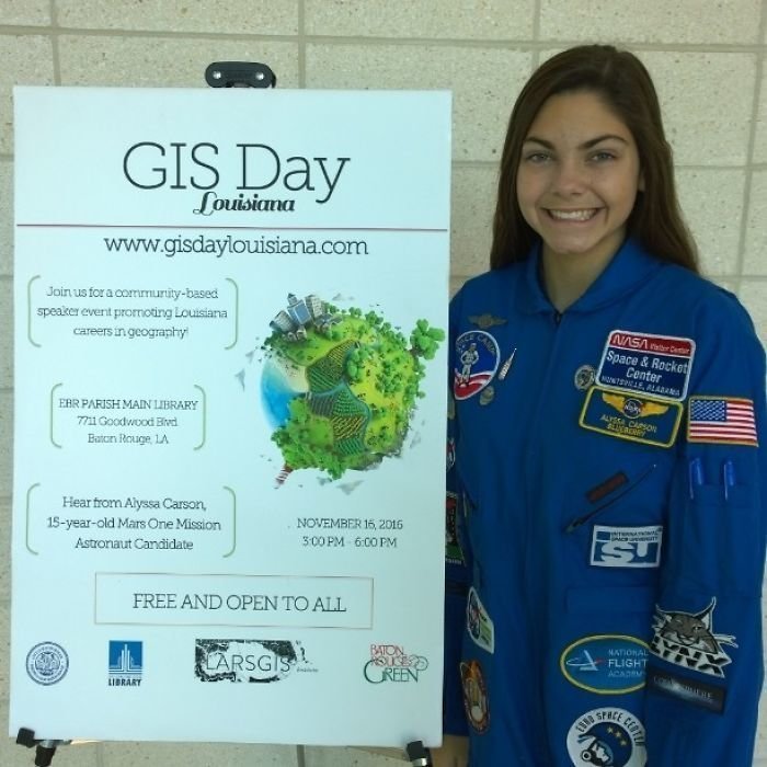 Она не может подать заявку на то, чтобы стать астронавтом, пока ей не исполнится 18 лет. Она самый юный претендент на обучение в Международном космическом университете