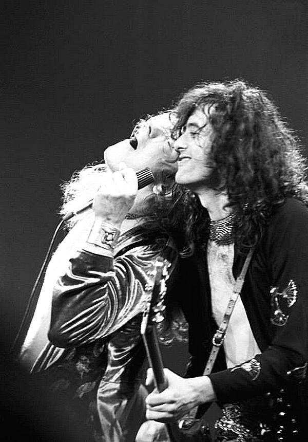 Led Zeppelin:  Роберт Плант и Джимми Пейдж на сцене.