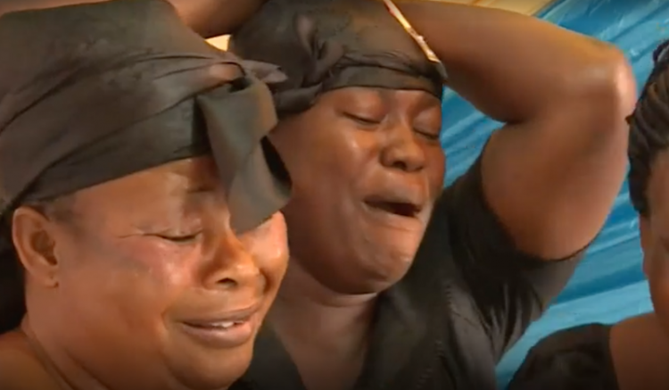 Ами Докли (Ami Dokli) — лидер одной из групп профессиональных плакальщиц в Гане. В одном из интервью женщина рассказала, что некоторые люди не могут плакать на похоронах родственников, поэтому доверяют это дело профессионалам