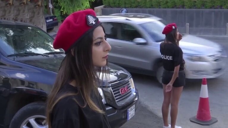 Ливанский мэр облачил местных девушек-полицейских в короткие шорты