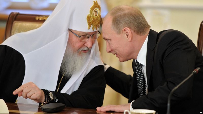 Патриарх Кирилл одинаково роскошно ездит, летает и плавает