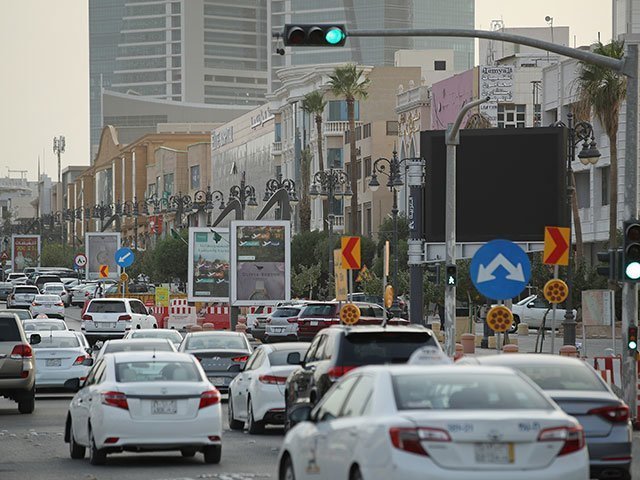 В ОАЭ начнут штрафовать зевак за рулем