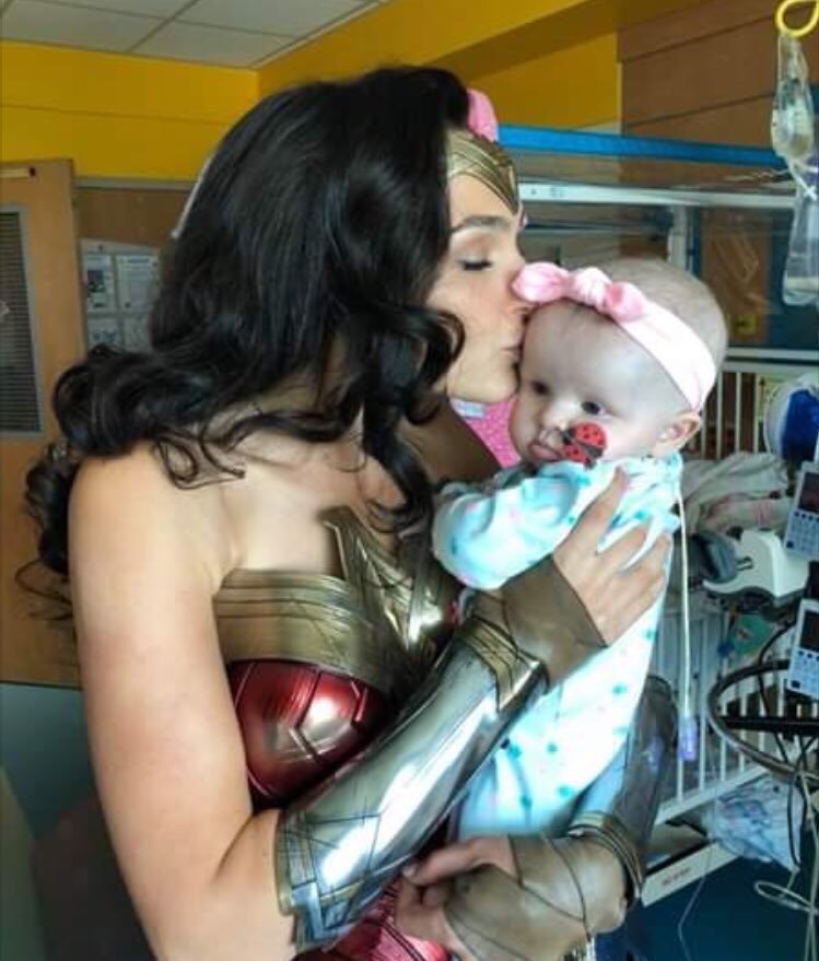 Супергерой в реальности: актриса Галь Гадот посетила больных детей в образе Чудо-женщины