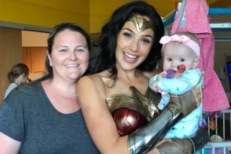 Супергерой в реальности: актриса Галь Гадот посетила больных детей в образе Чудо-женщины