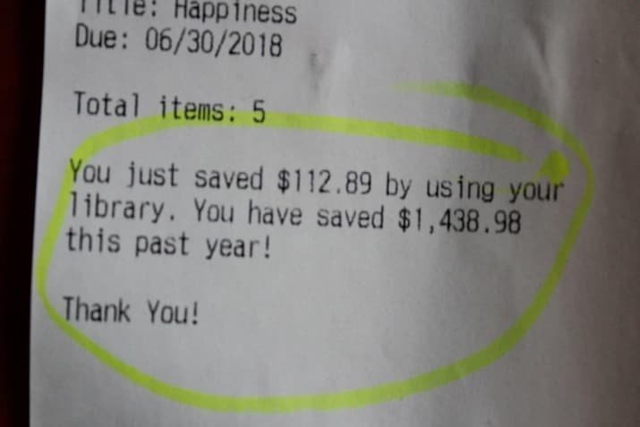 Оригинальная реклама библиотеки, которая информирует читателей о том, сколько они экономят, если вместо покупки книг берут их в библиотеке