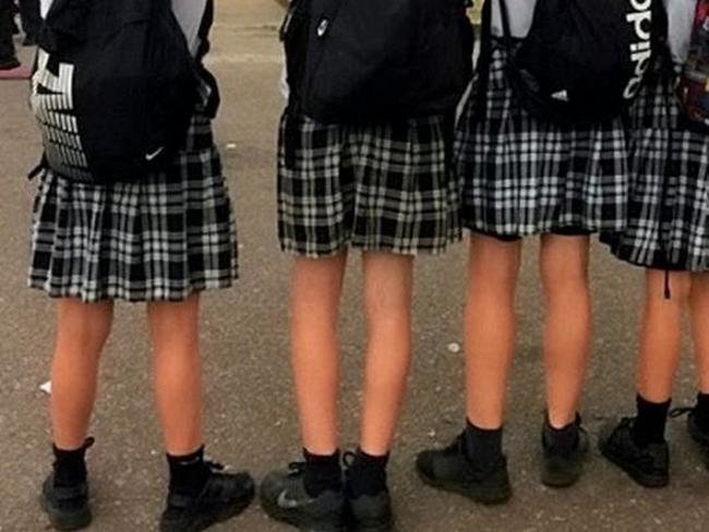 Школьницам запретили носить юбки