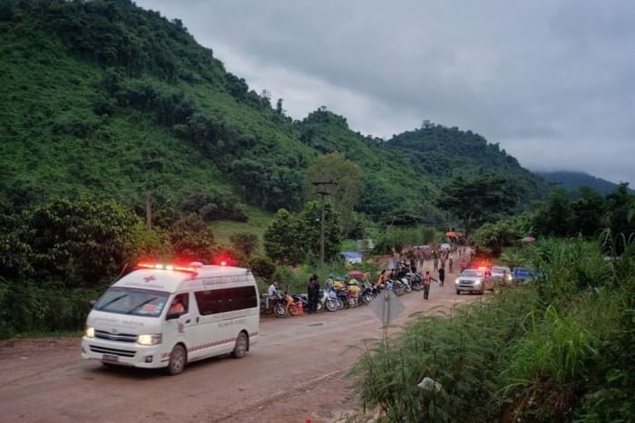 Тайские спасатели начали выводить детей, заблокированных в пещере Кхао Луанг