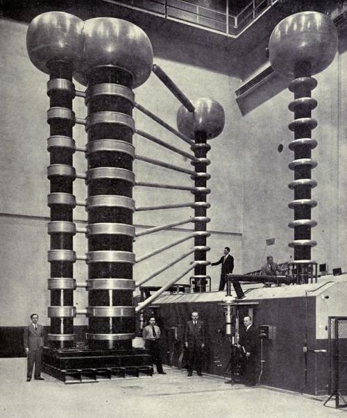 13. Рентгеновский оборудование мощностью 1,4000,000 вольт в лаборатории Национального бюро стандартов в Вашингтоне, округ Колумбия, 1946 год