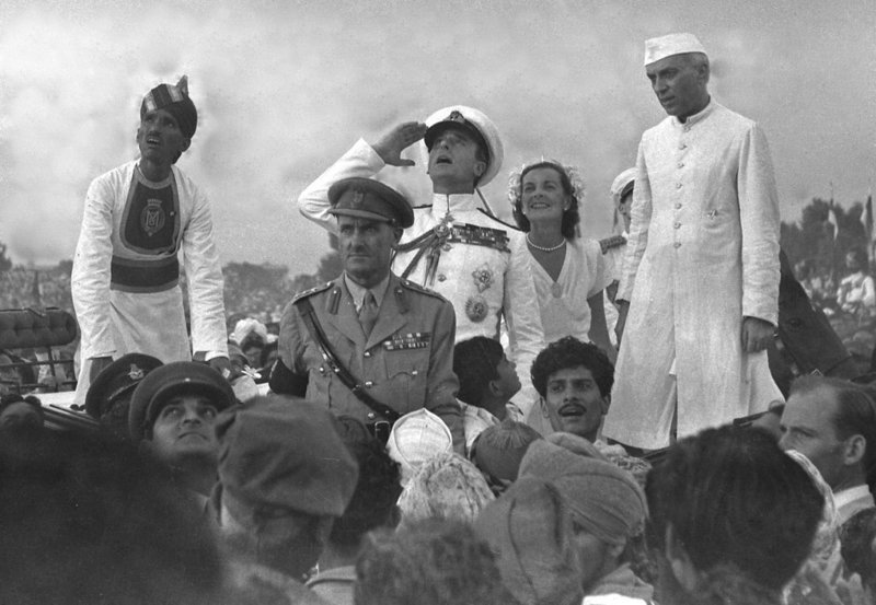 Луис Маунтбеттен, последний вице-король Индии, приветствует государственный флаг Индии 