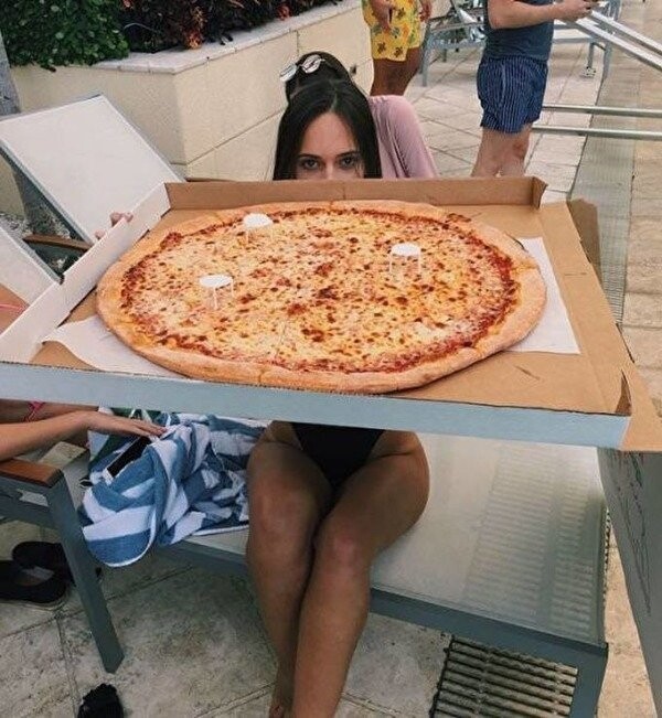 Девушка и пицца
