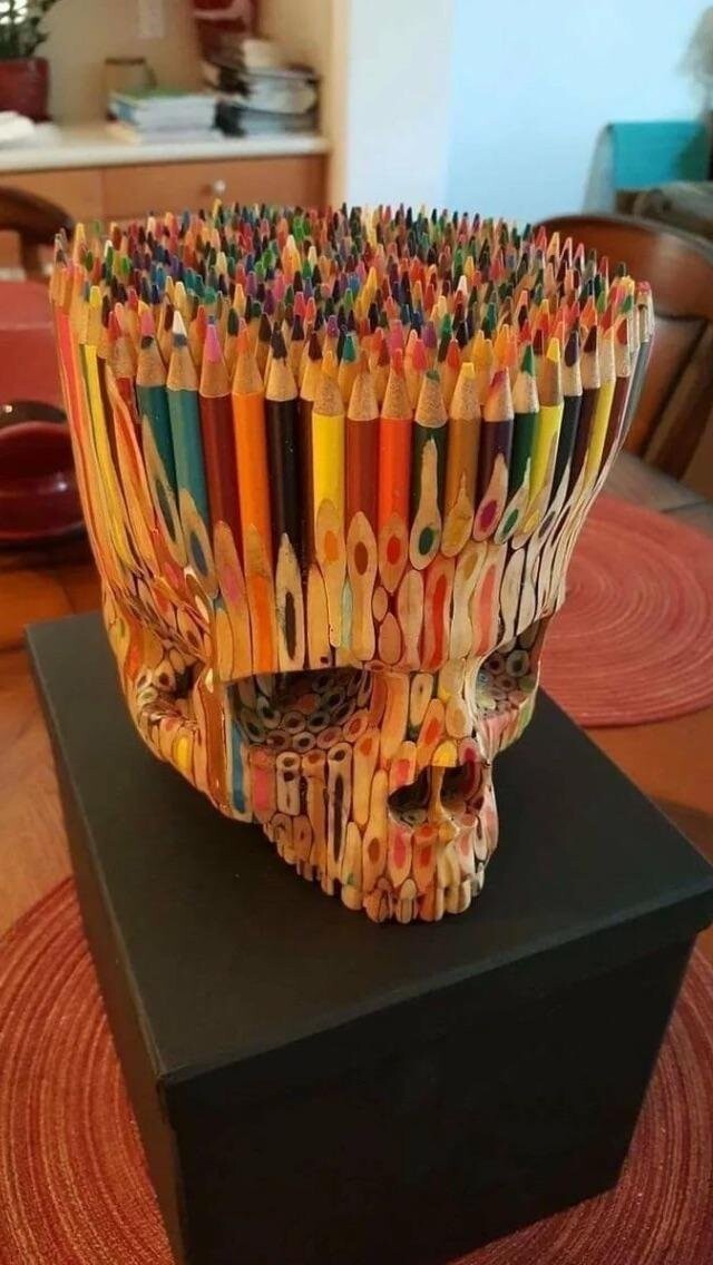 Череп из карандашей