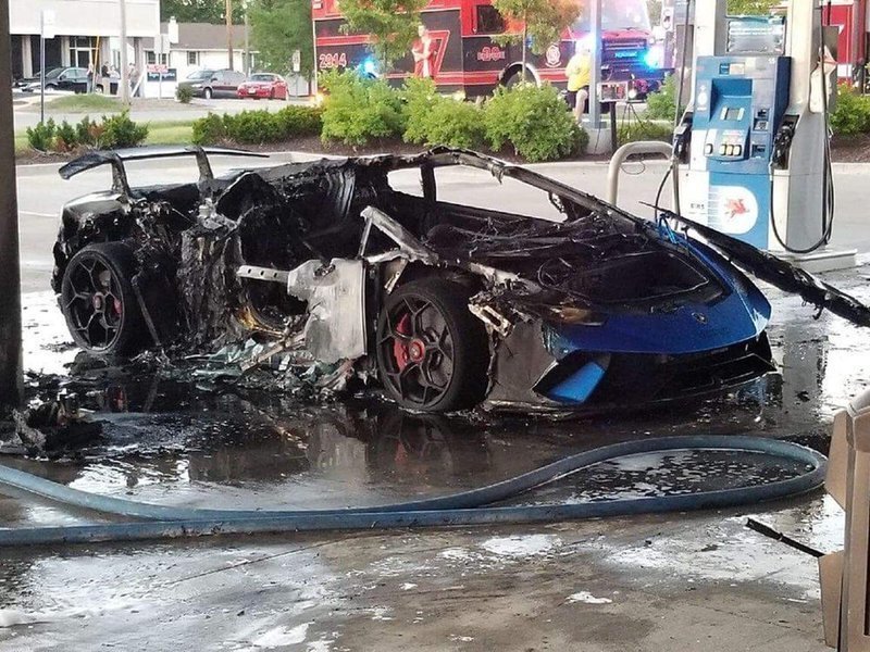 В США водитель минивэна забыл вынуть "пистолет" на АЗС и сжег суперкар lamborghini