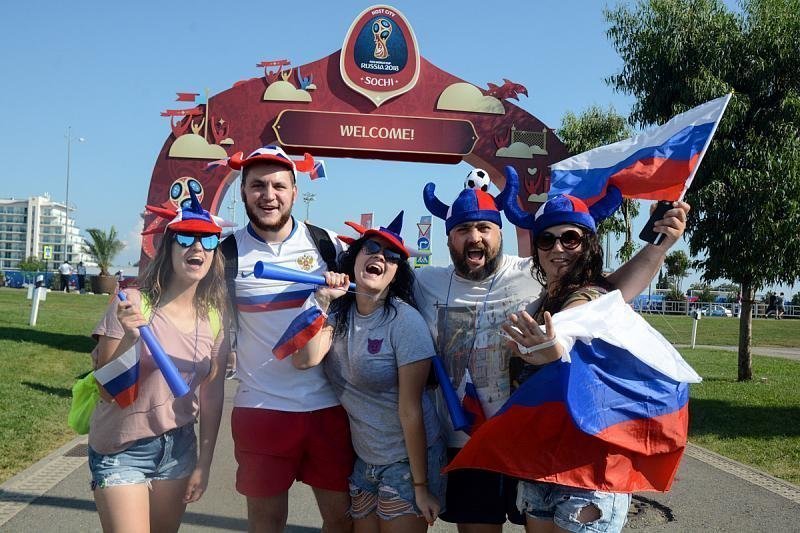 Нарасхват: что футбольные туристы отрывают с руками у торговцев сувенирами в России?