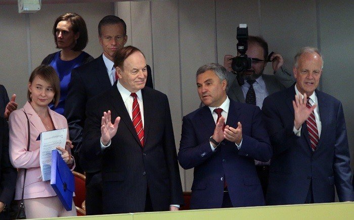 Сенатор США, которому стоя аплодировали в Госдуме, призвал дать отпор России