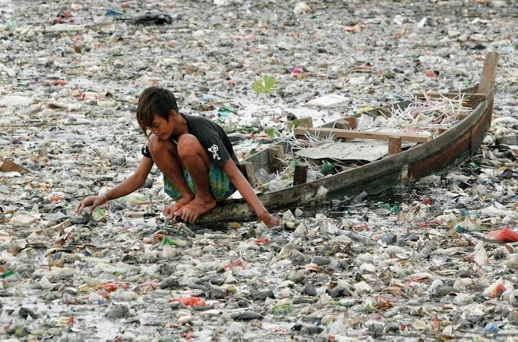 2. Стоит только присмотреться.. Каждый год в мировой океан попадает 8 млн тонн пластикового мусора, что наносит огромный вред океанической флоре и фауне.