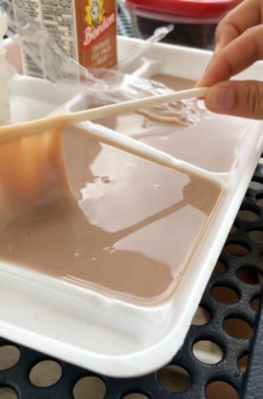 21. Что за странная субстанция? Просроченное шоколадное молоко в школьной столовой.