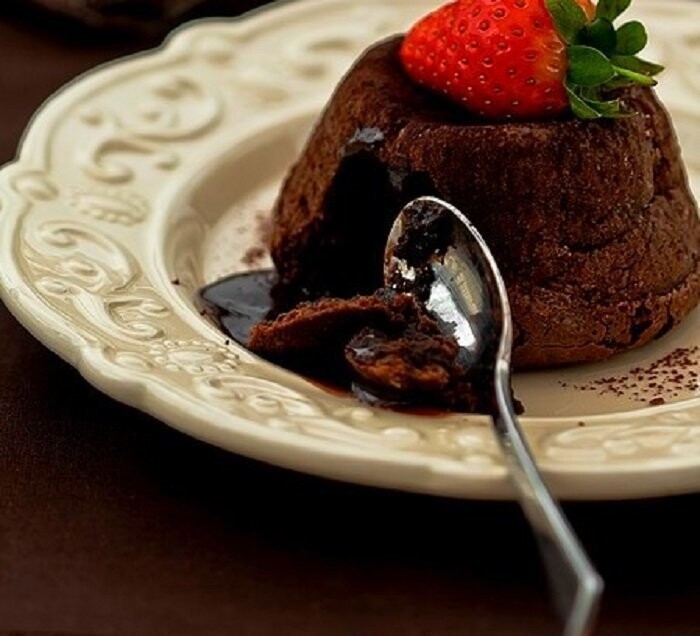 Вот несколько рецептов простых и вкусных блюд из шоколада:  Шоколадный фондан
