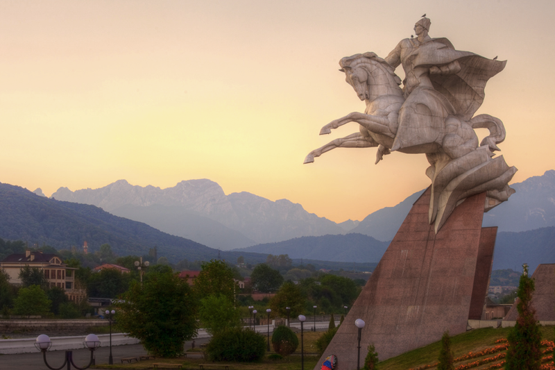 Памятник дважды Герою Советского Союза генералу Иссе Плиеву