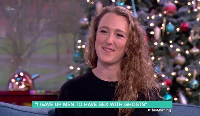 Британский медиум отказалась от отношений с мужчинами ради секса с привидениями