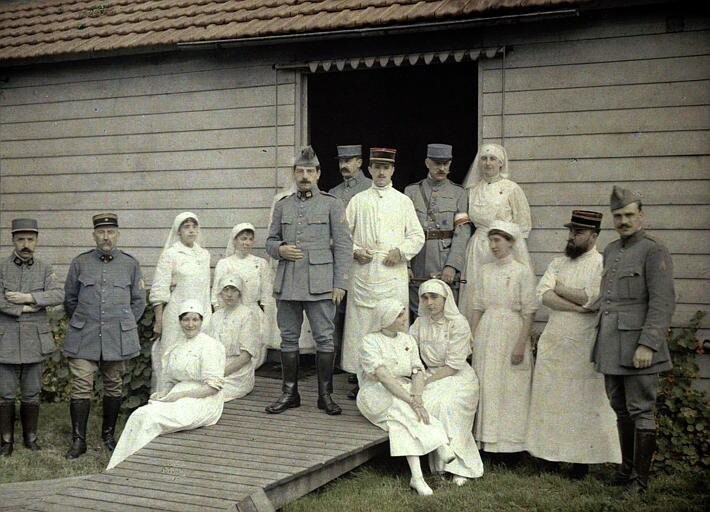 Врачи, медсестры и солдаты перед зданием госпиталя 66. Фото: Поль Кастельно. Франция, 1917