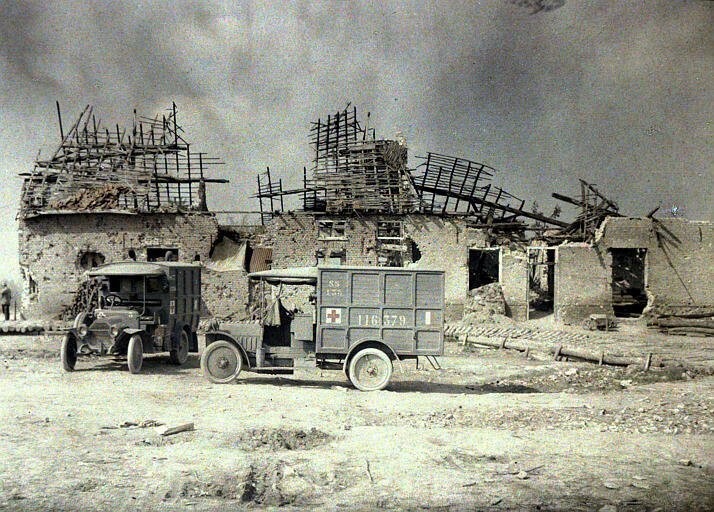 Машины скорой помощи в ожидании раненых. Фото: Поль Кастельно. Бельгия, 1917