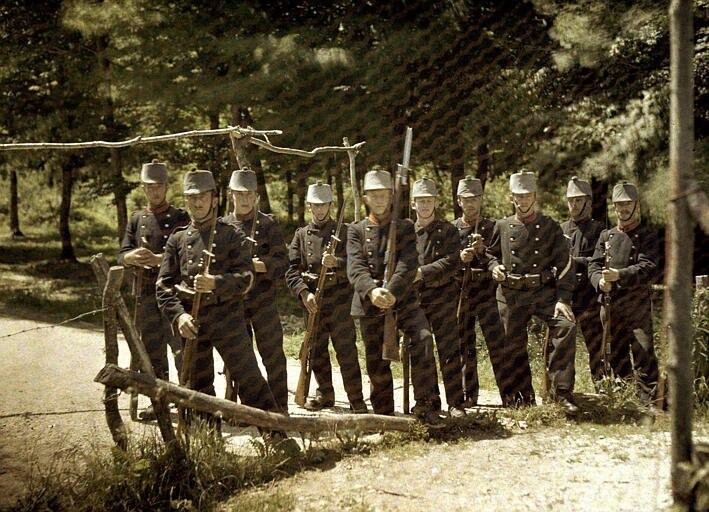 Швейцарские военные за ограждением, которое служит границей с Францией. Фото: Поль Кастельно. Франция, 1917
