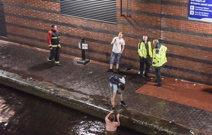 В Бирмингеме отчаявшегося болельщика пришлось вытаскивать из местного канала, куда он спрыгнул из-за обидного поражения