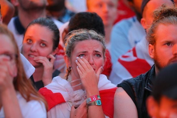Фотографы запечатлели горечь поражения сборной Англии на лицах футбольных фанатов