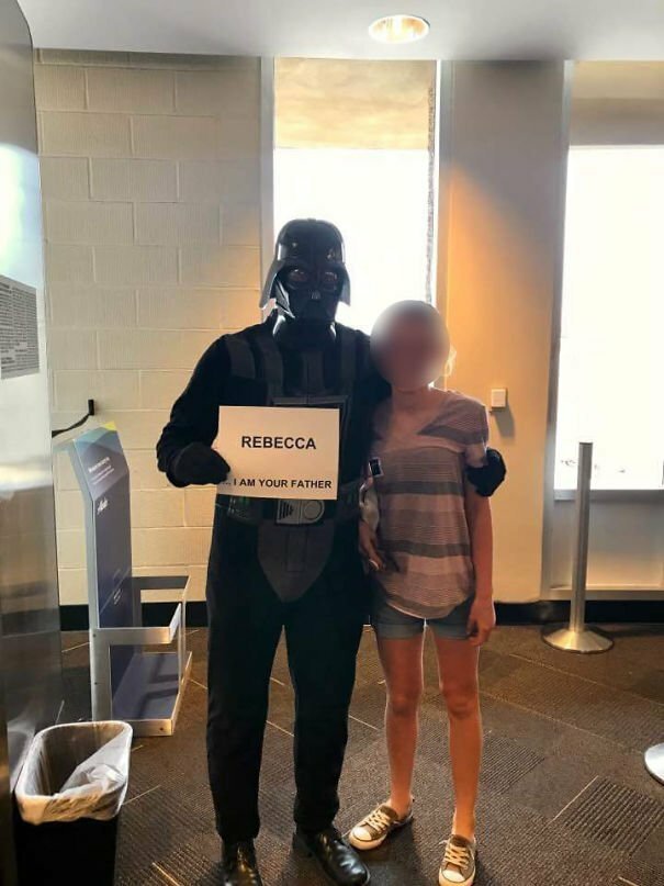 Папа-юморист встречает дочку в аэропорту