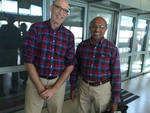 Эти мужчины случайно встретились в аэропорту. До этого они даже не были знакомы