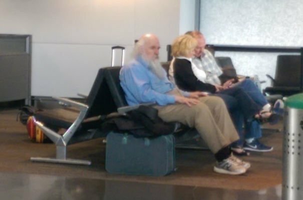 В аэропорту можно встретить кого угодно, даже двойника Чарльза Дарвина