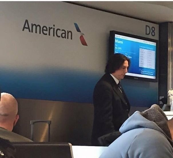 Профессор Снейп на стойке American Airlines. Неужели работает под прикрытием?